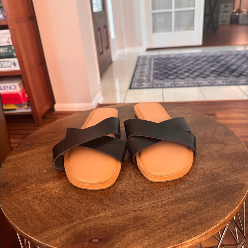 Old Navy Black and Tan Women's Sandals